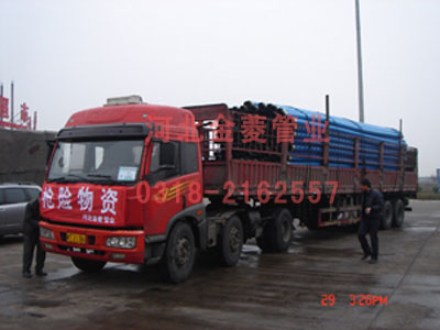 运输车辆在去往矿区路上